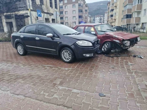 Kastamonu’da iki otomobil çarpıştı, sürücüler burnu bile kanamadan kurtuldu
