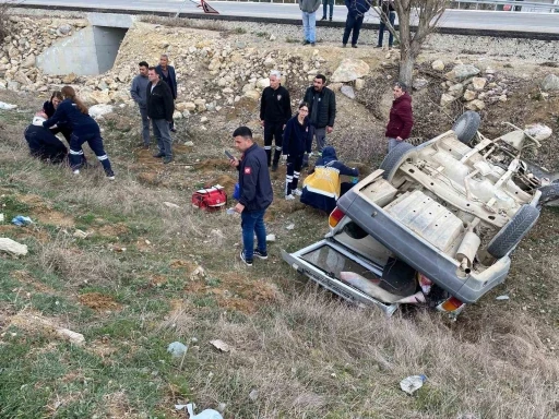 Kastamonu’da şarampole yuvarlanan otomobildeki 2 kişi yaralandı
