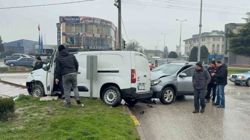 Kavşakta çarpıştılar: 5 yaralı
