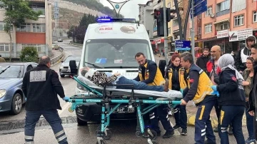 Kavşakta otomobiller çarpıştı: 3 yaralı
