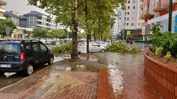 Kavurucu sıcakta Gaziantep yağmur ile serinledi
