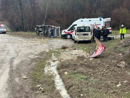 Kaygan yolda kontrolden çıkan minibüs devrildi: 2 yaralı
