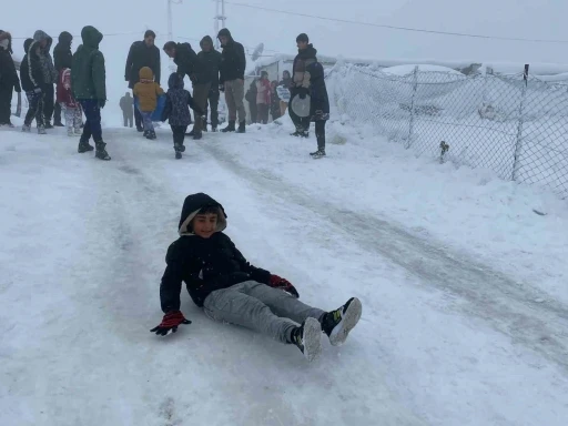 Kaymakam Çağlar Partal, çocukların kar sevincine ortak oldu
