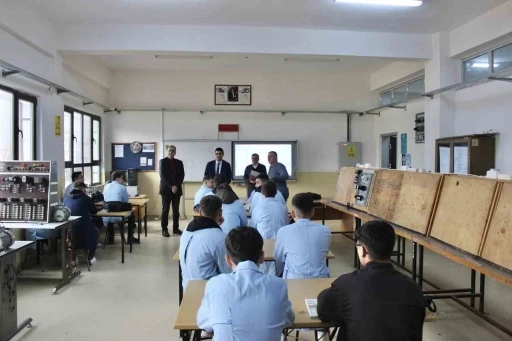 Kaymakam meslek lisesi öğrencileri ile birlikte derse katıldı
