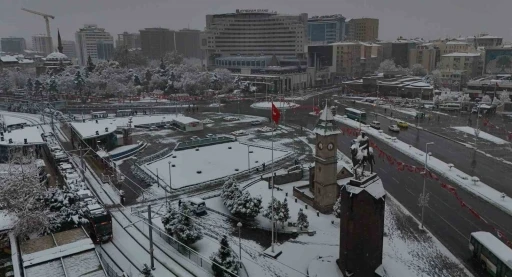 Kayseri’de kar nedeniyle eğitime 1 gün daha ara verildi
