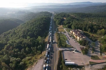 Kaza sonrası Bolu Dağı’nda kilometrelerce araç kuyruğu oluştu
