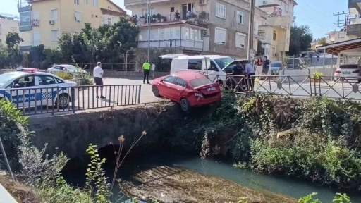 Kaza yapan İrlandalı sürücünün otomobili sulama kanalında asılı kaldı
