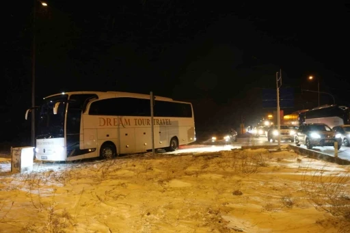 Kaza yapan otomobilin parçalarını toplarken otobüs çarptı
