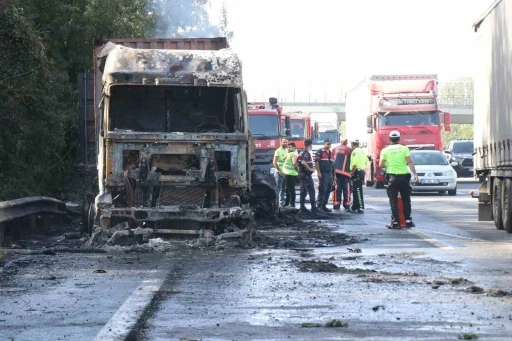 Kazada alev topuna dönen tırda ağır yaralanan sürücü 15 gün sonra hayatını kaybetti
