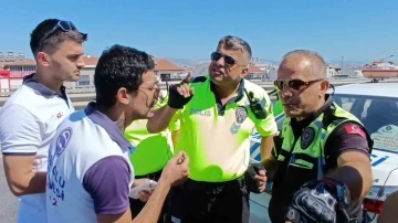 Kazaya karışan hastane aracı yetkilisinin trafik polisiyle ’çekici’ tartışması
