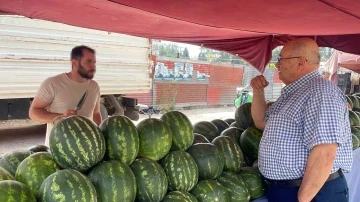 Kelek karpuz iade isteğine pazarcı elinde bıçakla karşı çıktı
