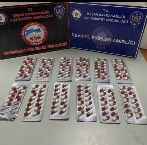 Keşan’da polisin durdurduğu şüphelinin elindeki poşette 163 adet sentetik ecza çıktı
