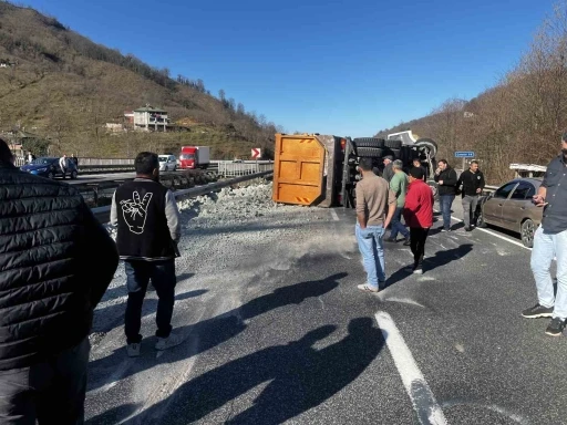 Kil yüklü kamyon devrildi, sahil yolu bir saat ulaşıma kapandı: 1 yaralı
