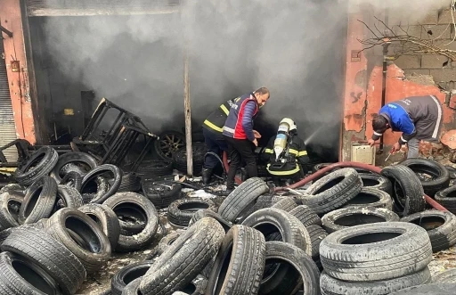 Kırıkhan’da lastikçi dükkanı alevlere teslim oldu
