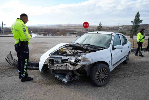 Kırıkkale’de 2 otomobil kafa kafaya çarpıştı: 3 yaralı
