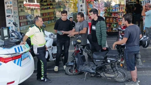 Kırmızı ışık ihlali yapan elektrikli bisiklet, motosiklete çarptı:1 yaralı
