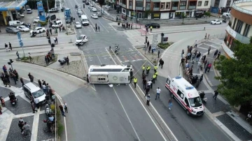 Kırmızı ışıkta geçen otobüse jip çarptı: 8 yaralı
