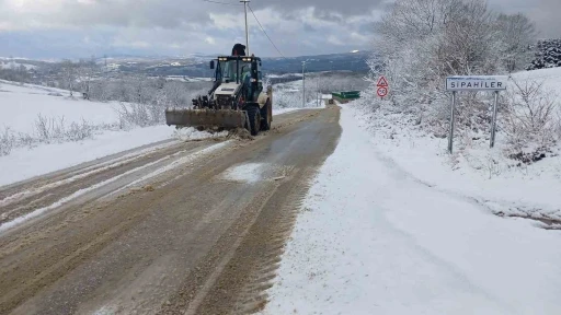 Kırsalda yolların kapanmaması için ekipler seferber
