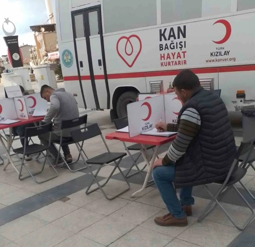 Kızılay dondurucu soğuğa rağmen kan bağış kampanyasına ara vermedi
