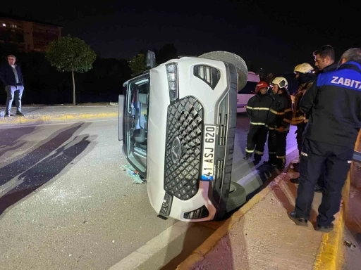 Kocaeli’de alkollü sürücünün kullandığı cip elektrik direğine çarpıp yan yattı: 2 yaralı
