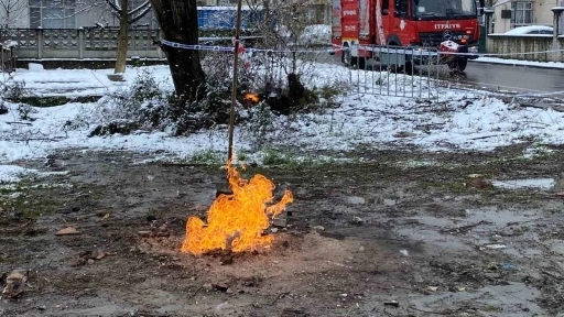 Kocaeli’deki metan gazı kar yağışına rağmen 4 gündür yanıyor
