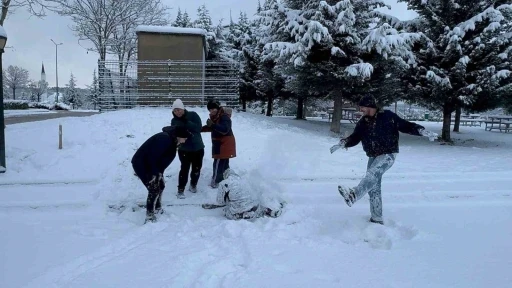 Kocaeli kar ile şenlendi: Kar altında halay çektiler
