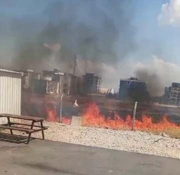 Konteyner kent yanında çıkan yangın korkuttu
