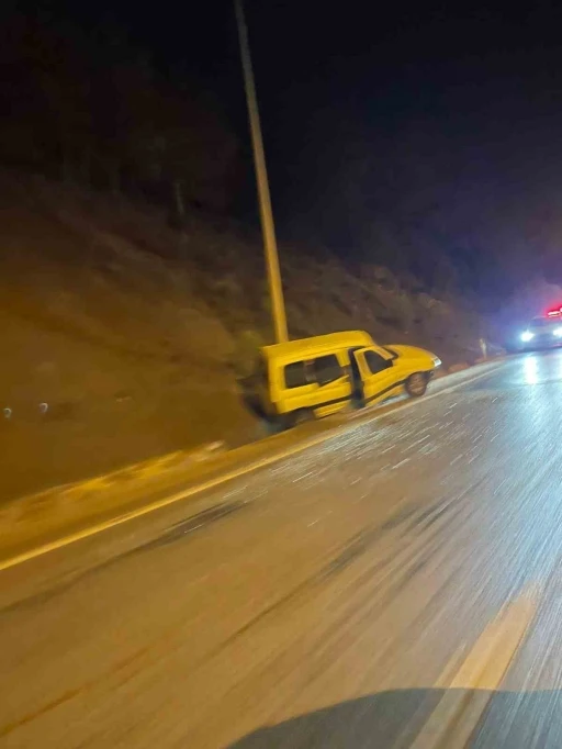 Kontrolden çıkan araç bariyerlere çarptı; 1 kişi yaralandı
