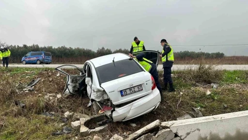 Kontrolden çıkan araç su kanallarını parçalayarak tarlaya uçtu: 2 yaralı
