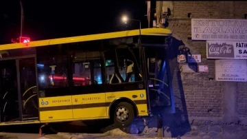 Kontrolden çıkan belediye otobüsü, tamirci dükkanına girdi
