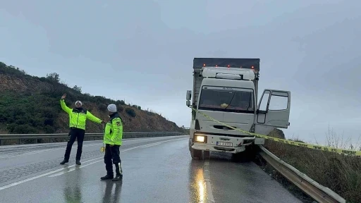 Kontrolden çıkan kamyon bariyere çarptı, uçurumdan uçtuğu zanneden sürücü araçtan atladı
