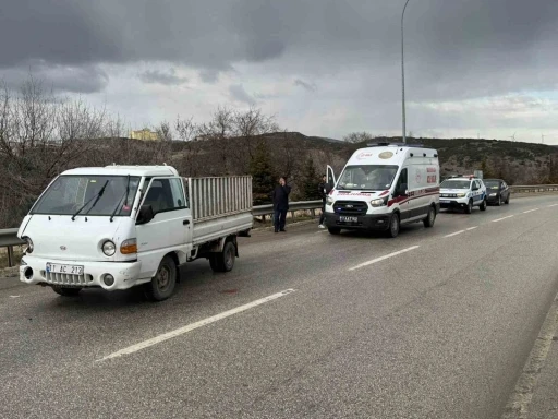 Kontrolden çıkan kamyonet bariyerlere çarptı, sürücüsü yaralandı
