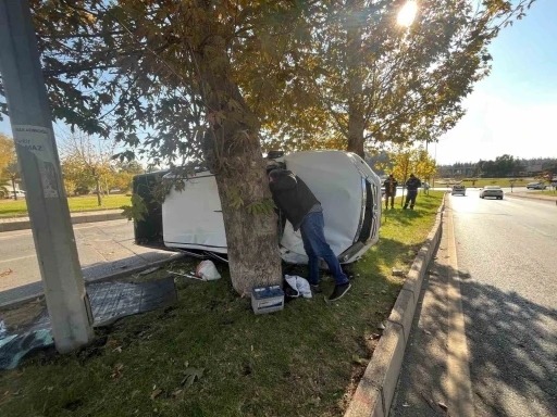 Kontrolden çıkan kamyonet refüje çıkıp devrildi: 2’si ağır 5 yaralı
