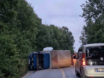 Kontrolden çıkan kamyonet yan yattı: 8 yaralı
