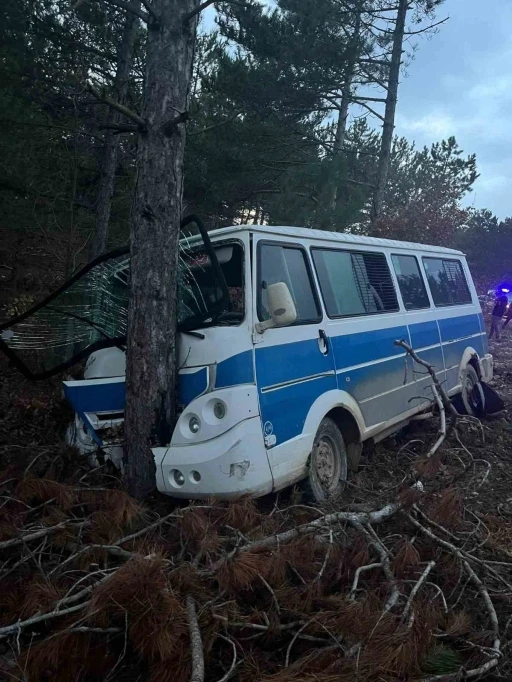 Kontrolden çıkan minibüs ağaca çarptı: 5 yaralı
