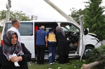 Kontrolden çıkan minibüs aydınlatma direğine çarptı: 2 yaralı
