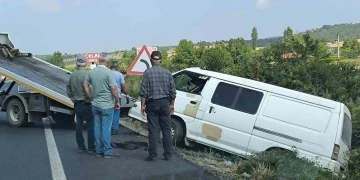 Kontrolden çıkan minibüs şarampole uçtu: 5 yaralı
