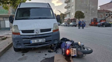 Kontrolden çıkan motosiklet ticari aracın altına girdi: 2 yaralı
