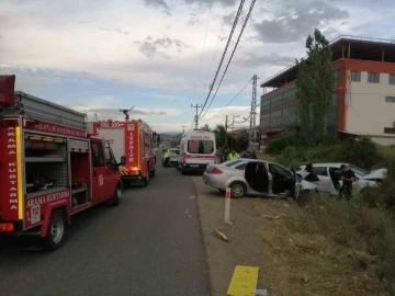 Kontrolden çıkan otomobil karşı şeride geçti: 1 ölü, 4 yaralı
