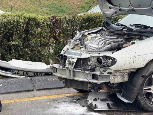 Kontrolden çıkan otomobil refüje çarptı, motor kısmı yandı
