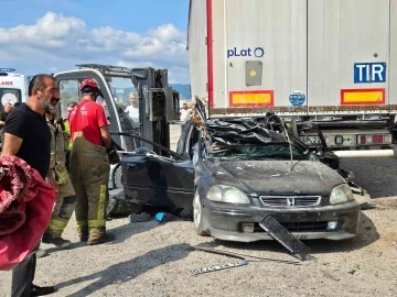 Kontrolden çıkan otomobil tırın altına girdi: 2 ölü
