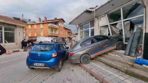 Kontrolden çıkan otomobil yayaya ve iki araca çarptı: Kazaya karışan araç depoya daldı
