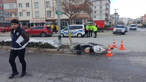 Kontrolsüz şerit değiştiren motosiklete araç çarptı
