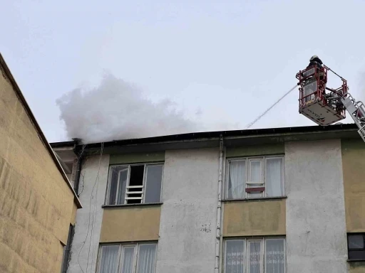 Konya’da çatıda çıkan yangın korkuttu
