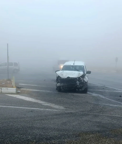 Konya’da hafif ticari araç servis aracına çarptı: 2 yaralı
