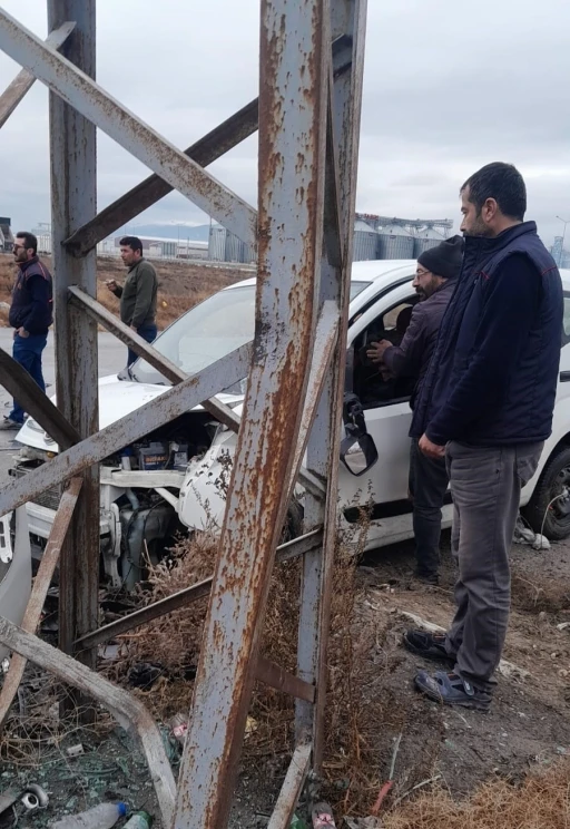 Konya’da iki hafif ticari araç çarpıştı: 1’i bebek 4 yaralı
