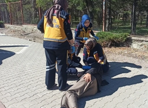 Konya’da kaldırıma çarpan motosiklet devrildi: 2 yaralı
