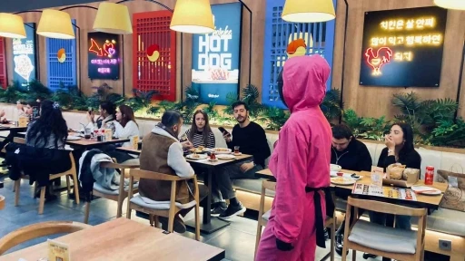 Kore restoranında yemekleri &quot;Squid Game&quot; dizisinin karakterleri servis ediyor
