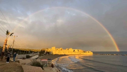 Korikos Kalesi gökkuşağı ile altın renge büründü
