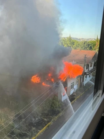 Korkutan yangın, tak katlı ev alev topuna döndü
